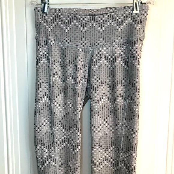 🔴 4/$15 Old Navy gray black white chevron dot print capri leggings size S EUC - Picture 3 of 8